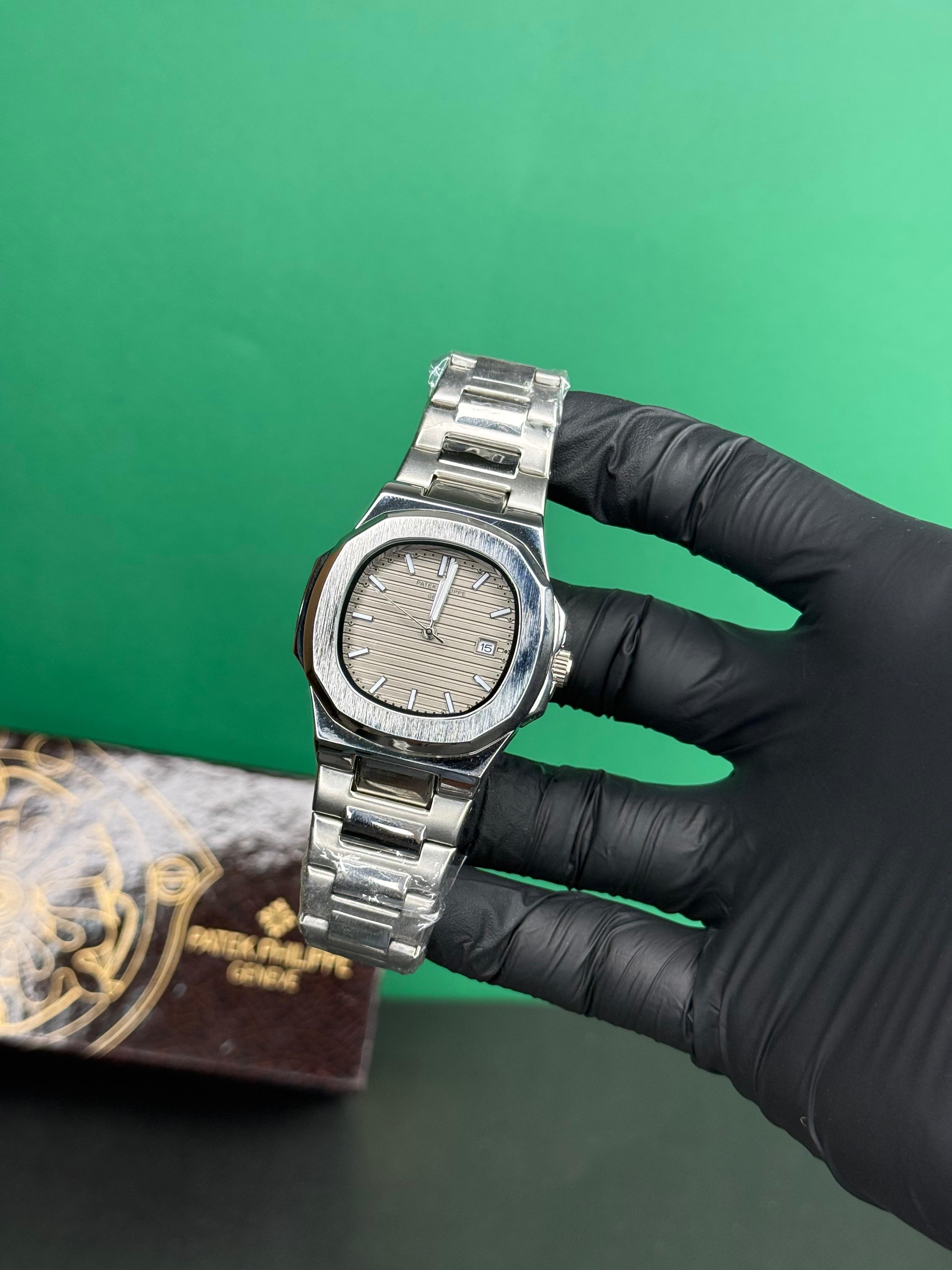 Patek Philippe | Silver Grey Dial – Classic