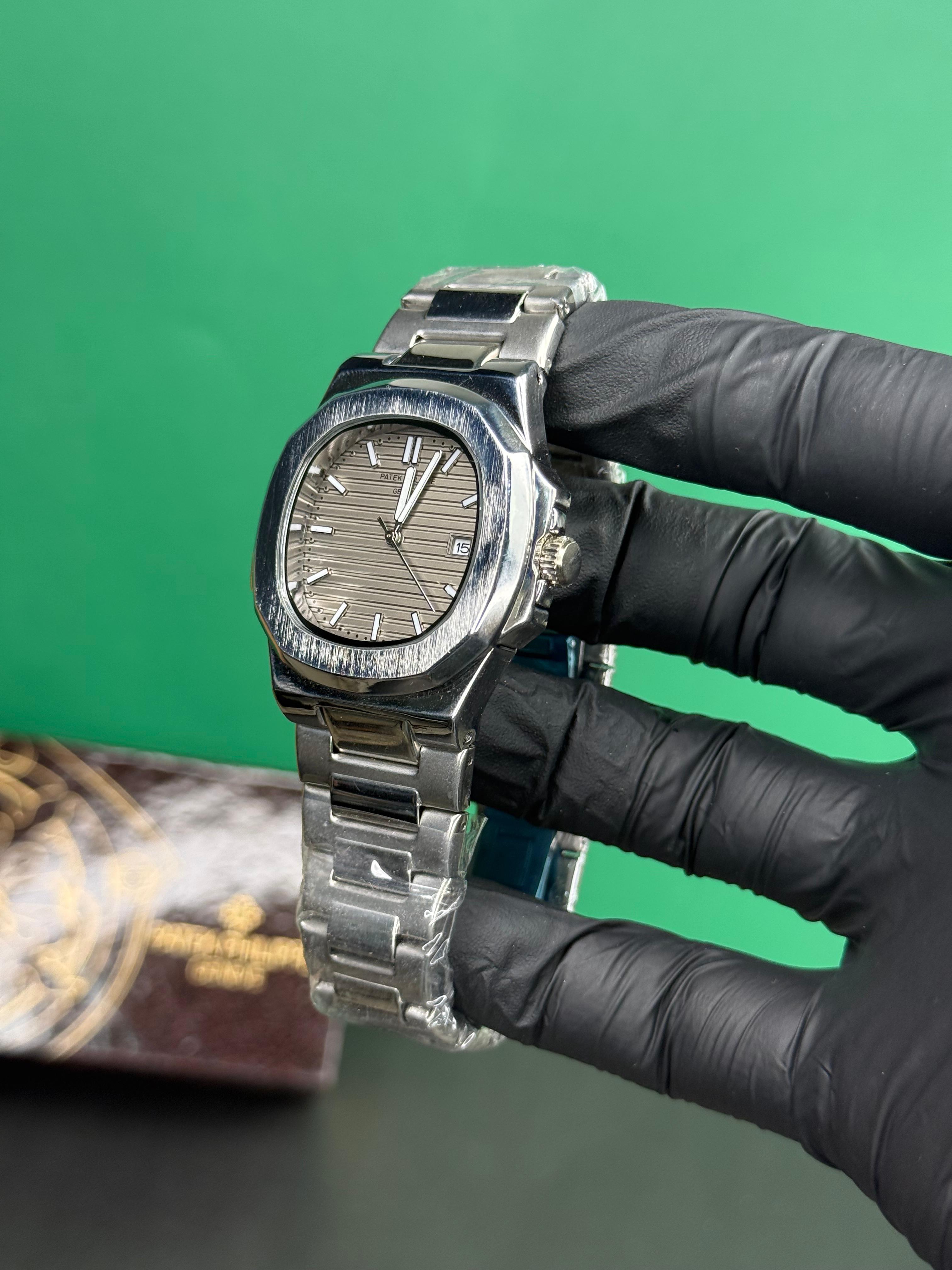 Patek Philippe | Silver Grey Dial – Classic