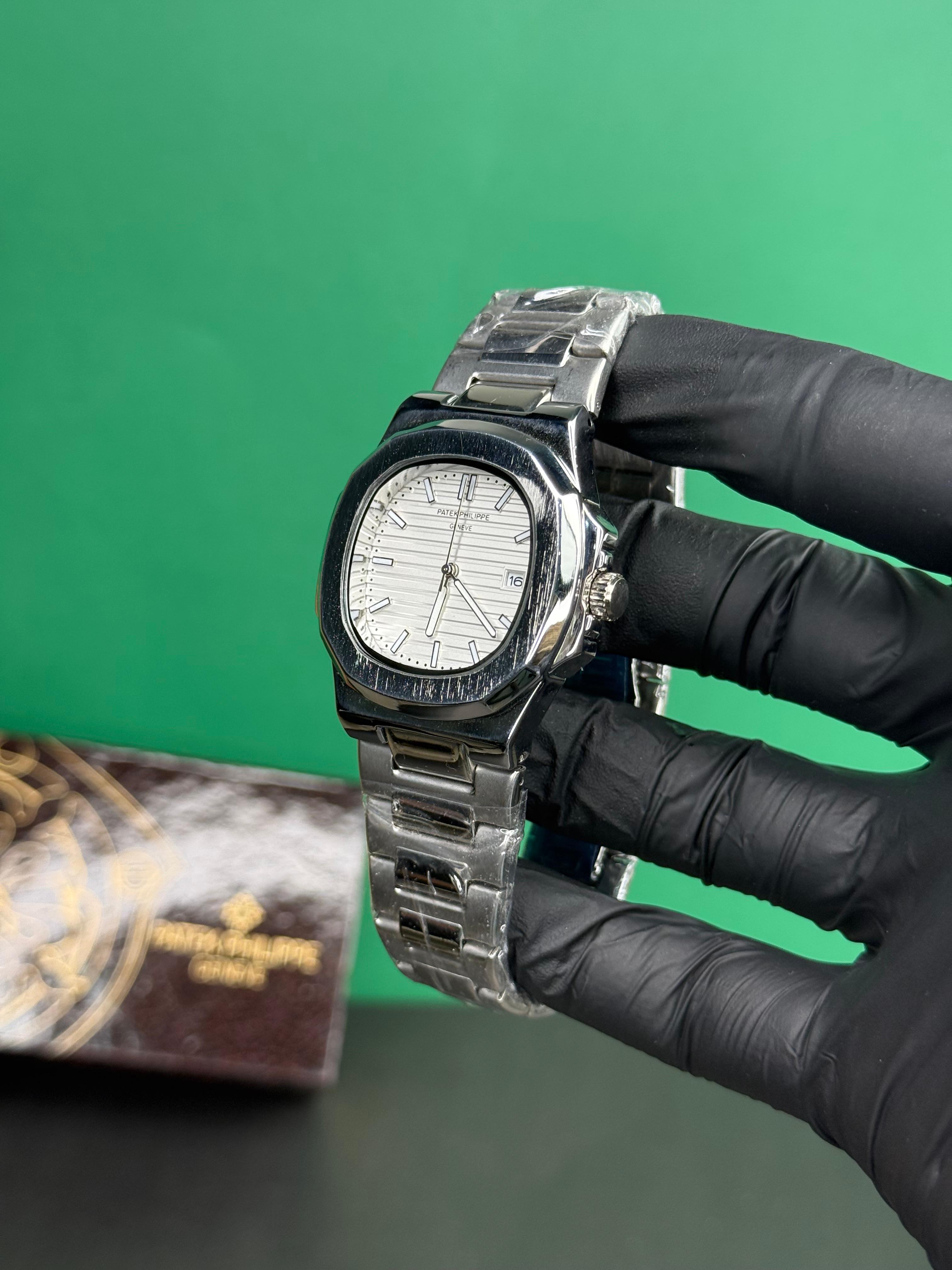 Patek Philippe | White Dial – Classic